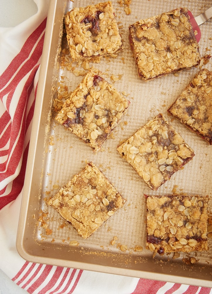 These super simple Oatmeal Raspberry Bars are always such a hit. The chewy oat crust and topping and that sweet raspberry filling make them irresistible! - Bake or Break