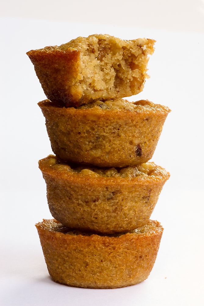 stapel av Pecan Pie Cupcakes på en vit yta