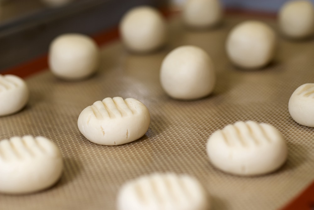 Chocolate Chip-Filled Melting Moments are light, delicate cookies filled with a sweet chocolate chip filling. - Bake or Break