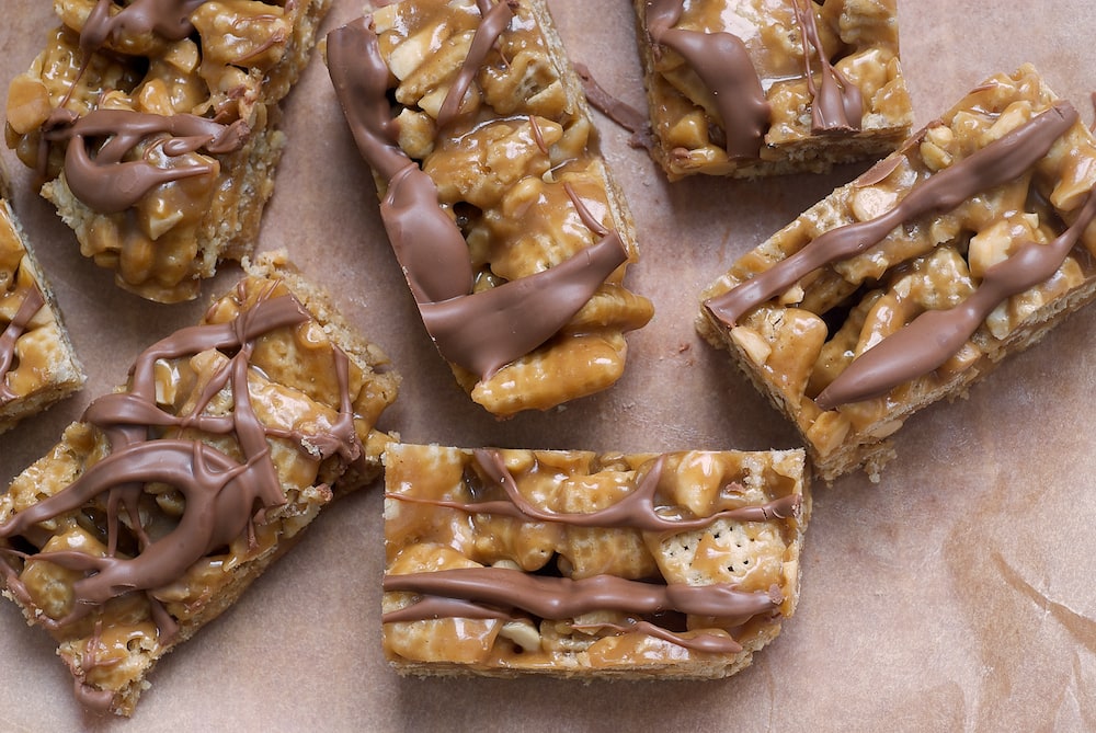 Good Morning Sunshine Bars are a sweet, crunchy, delicious no-bake treat filled with cereal, chocolate, and peanut butter!