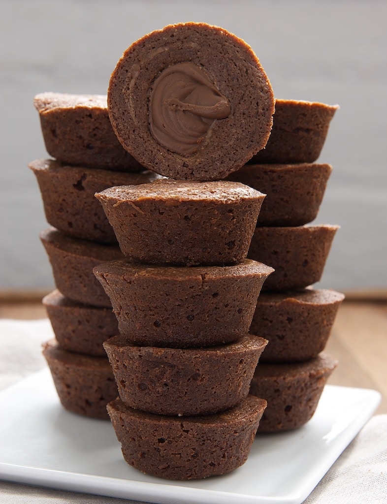 Chocolate Hazelnut Brownie Cups are rich brownies filled with chocolate-hazelnut spread. A great quick and easy dessert!