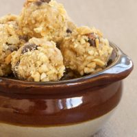Make up a batch of these simple, no-bake Peanut Butter Chocolate Chip Oat Bites and just watch them disappear! - Bake or Break