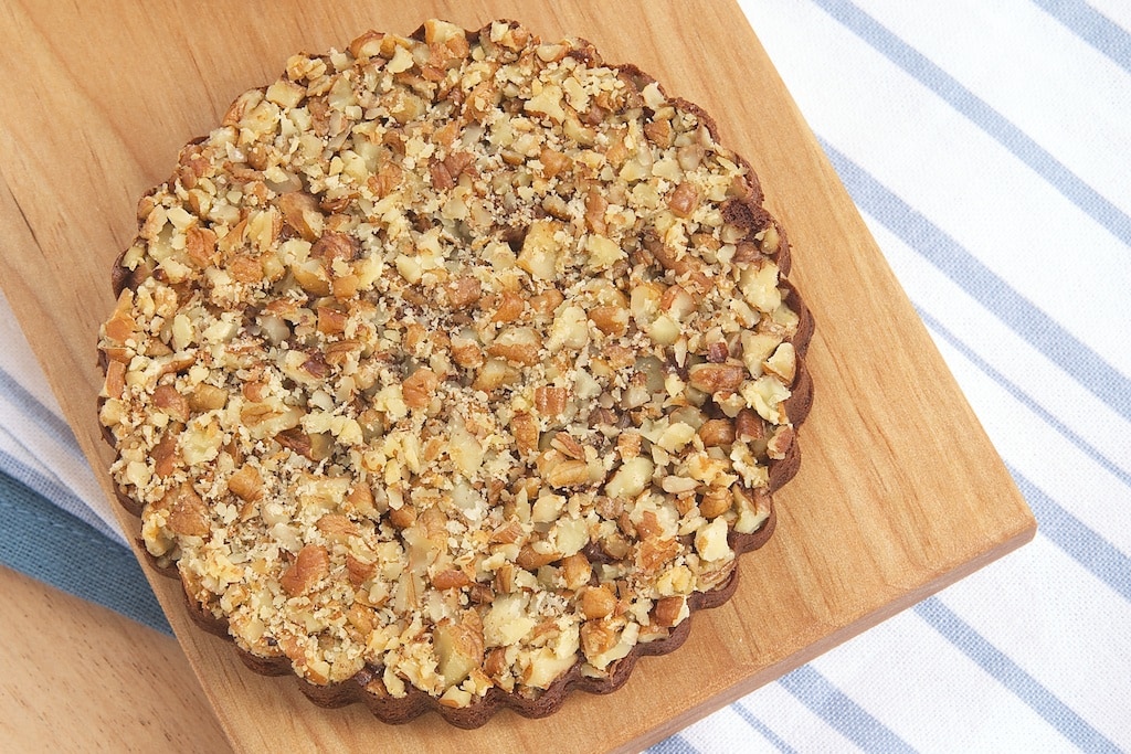 Brownies get all dressed up with these Upside-Down Pecan Brownie Tarts! - Bake or Break