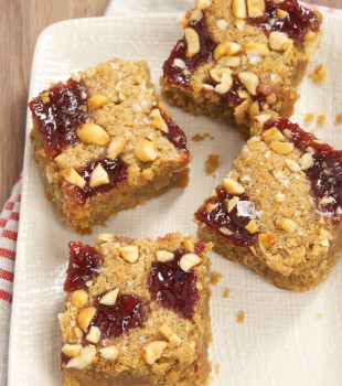 Love peanut butter and jelly? Try these sweet and salty blondies! - Bake or Break