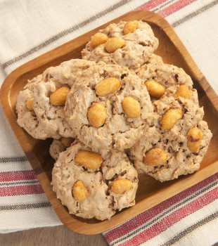 Peanut Butter Meringue Cookies are light, crispy, sweet, and so addicting!