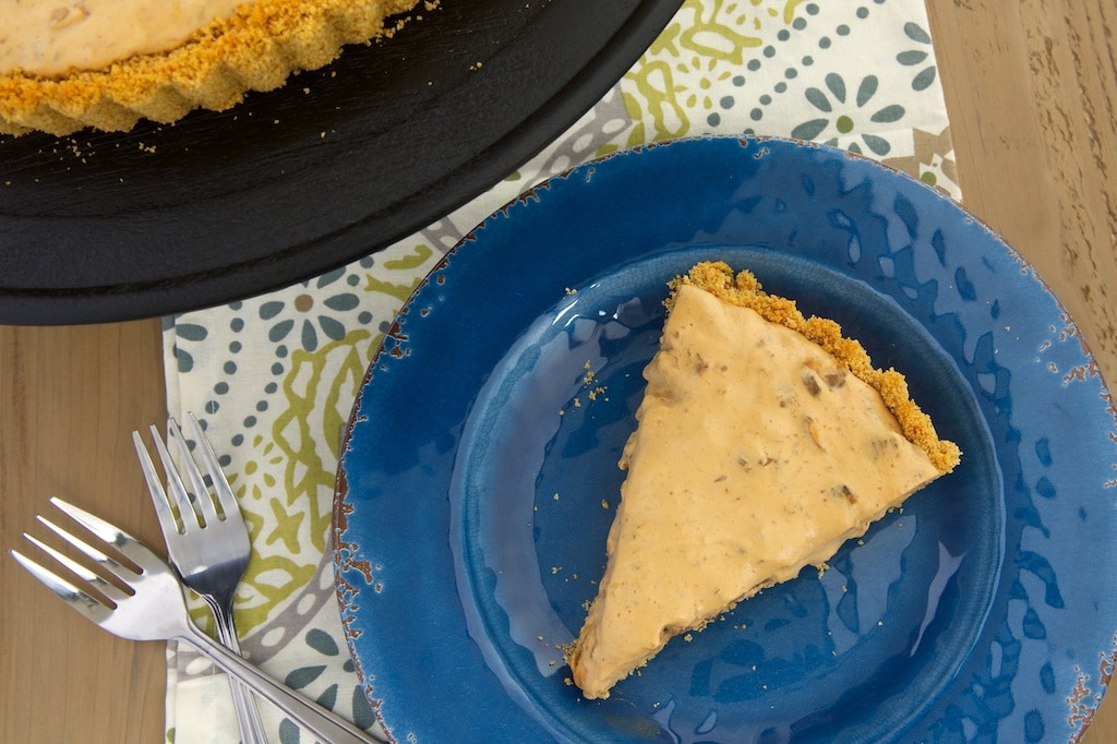 Rich dulce de leche, sweet dates, and crunchy pecans combine to make this fantastic Dulce de Leche Date Cream Pie. Such amazing flavor! - Bake or Break