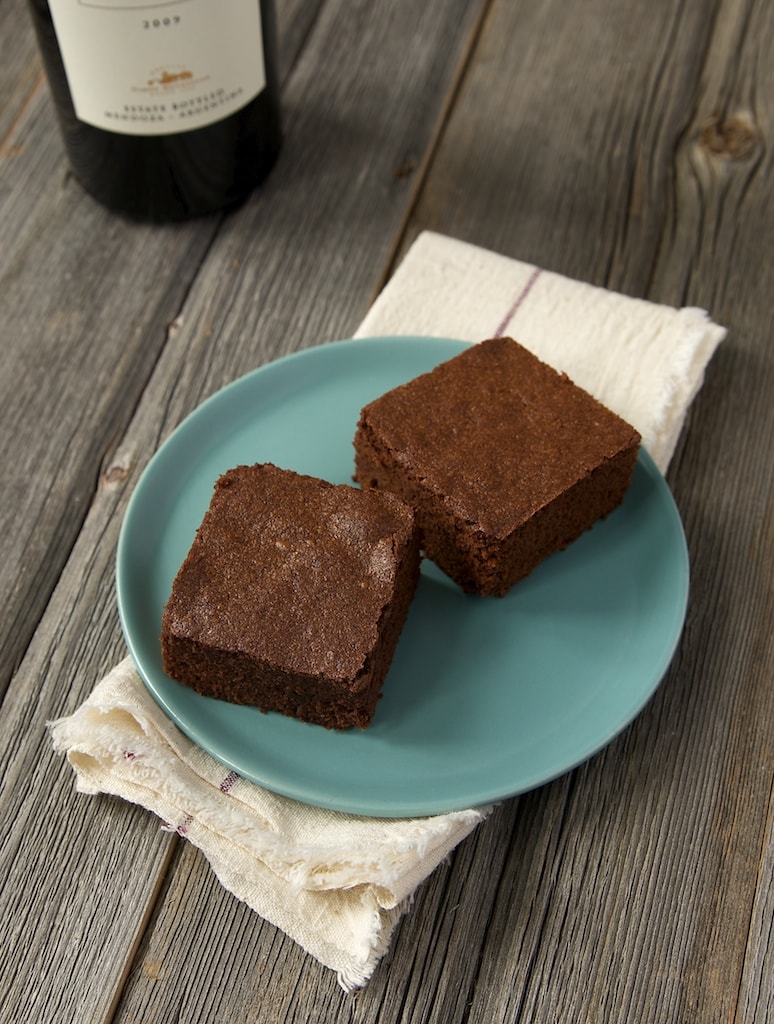 Red wine adds a wonderful complexity to fudgy brownies! - Bake or Break