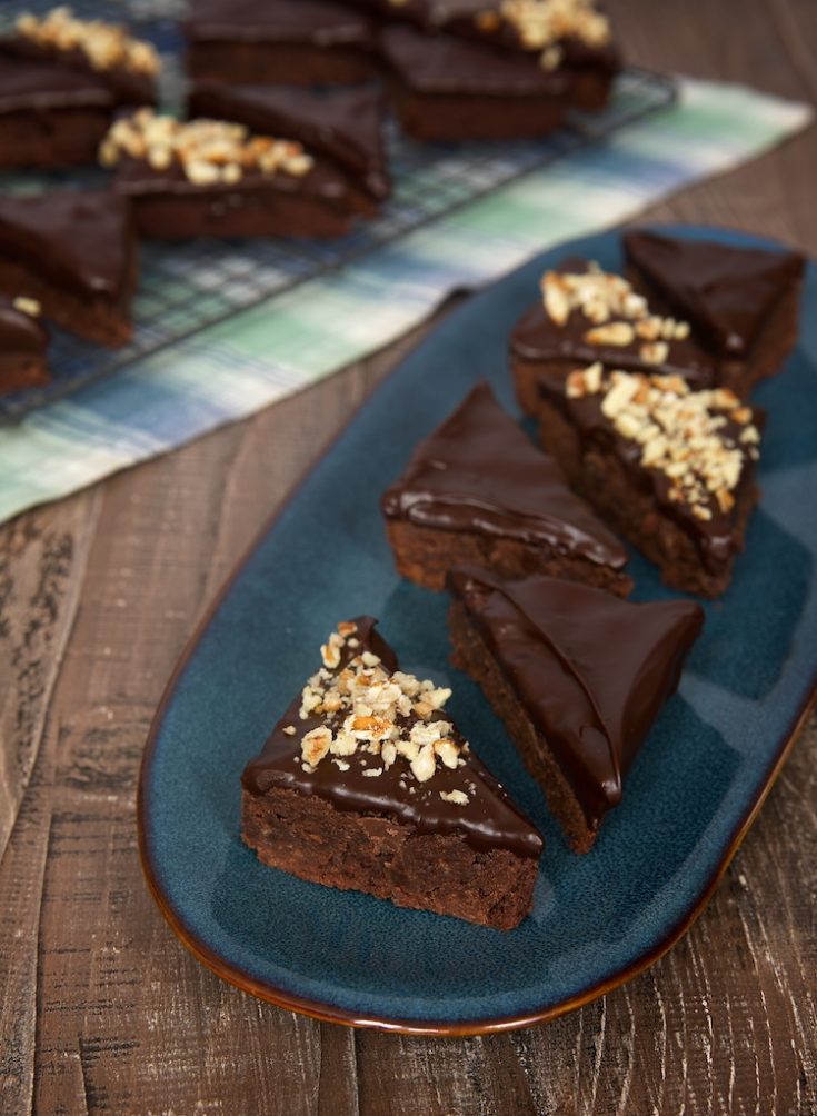  Schokoladenganache Brownies auf einem langen blauen Tablett