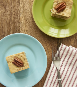 Simplify that classic dessert with this simple-to-make Italian Cream Snack Cake!