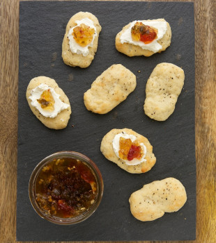 Spicy pepper jelly and tangy cream cheese are the perfect topping for these Hot Pepper Mini Flatbreads! - Bake or Break