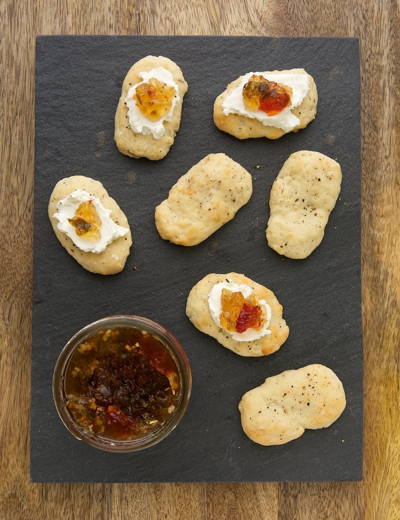 Spicy pepper jelly and tangy cream cheese are the perfect topping for these Hot Pepper Mini Flatbreads! - Bake or Break