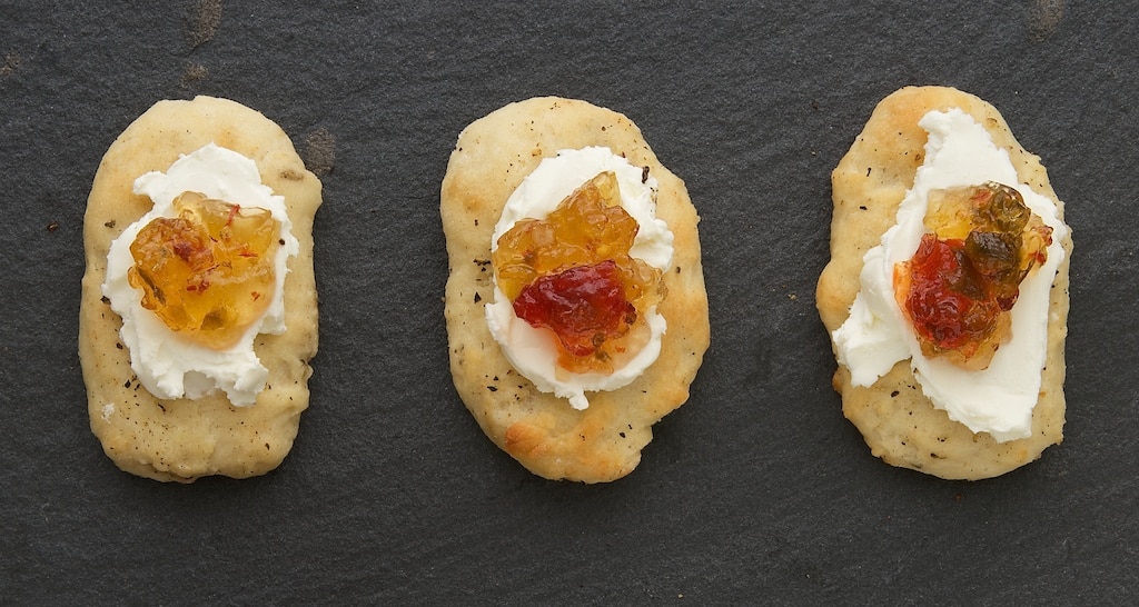 Spicy pepper jelly and tangy cream cheese are the perfect topping for these Hot Pepper Mini Flatbreads! - Bake or Break