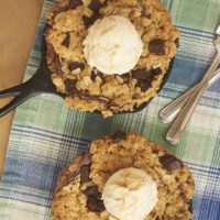A surprise layer of Nutella makes these Nutella Oatmeal Skillet Cookies a dessert dream! - Bake or Break