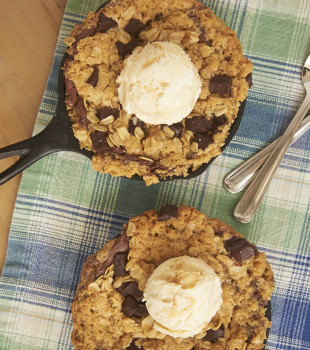A surprise layer of Nutella makes these Nutella Oatmeal Skillet Cookies a dessert dream! - Bake or Break