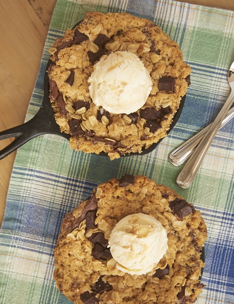 A surprise layer of Nutella makes these Nutella Oatmeal Skillet Cookies a dessert dream! - Bake or Break