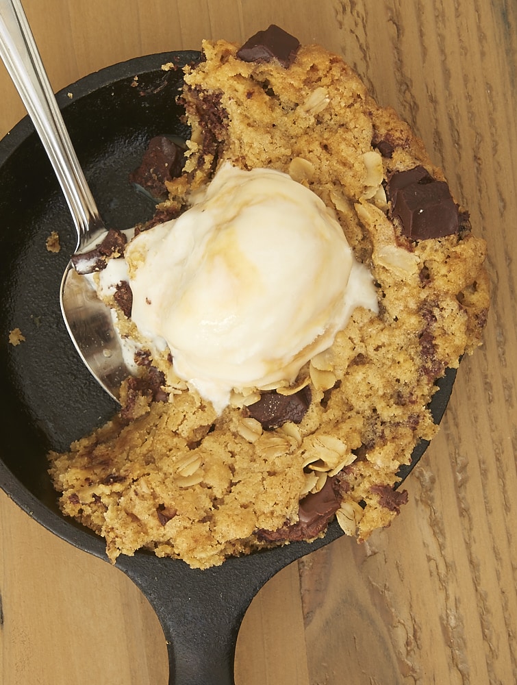 These mini Nutella Oatmeal Skillet Cookies are a deliciously winning combination of oats, chocolate, and Nutella. So amazingly delicious! - Bake or Break