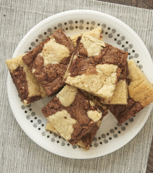 Chocolate and vanilla cookies get all mixed up in these Black and White Cookie Bars! - Bake or Break