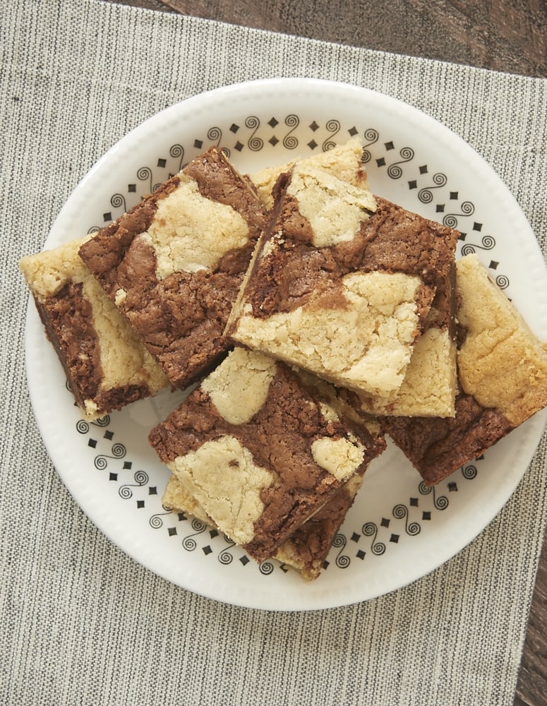 Chocolate and vanilla cookies get all mixed up in these Black and White Cookie Bars! - Bake or Break