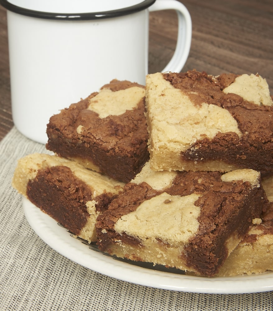 Chocolate and vanilla cookies get all mixed up in these Black and White Cookie Bars! - Bake or Break