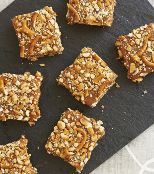 Peanut Butter Caramel Pretzel Bars are so deliciously sweet, salty, crunchy, and gooey! - Bake or Break