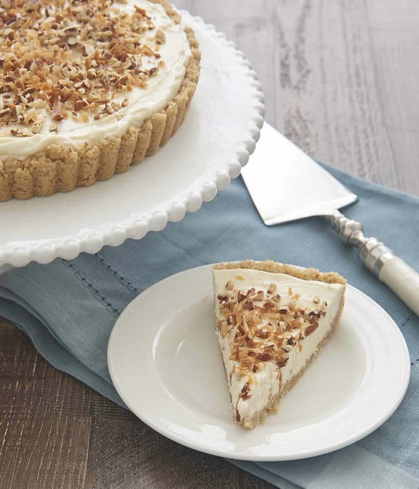 Cocco, noci pecan e crema di formaggio sono un trio irresistibile e gustoso in questa crostata alla crema italiana quasi no-bake. - Bake or Break