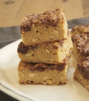 These sweet, nutty Chocolate Hazelnut Swirl Blondies are topped with a delicious swirl of chocolate-hazelnut spread. These are so, so good! - Bake or Break