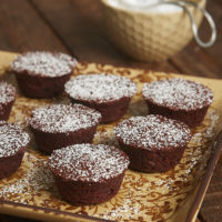 These Kahlua Fudge Cakes pack a big chocolate punch in bite-size form. Perfect for entertaining, gifting, or just snacking! - Bake or Break