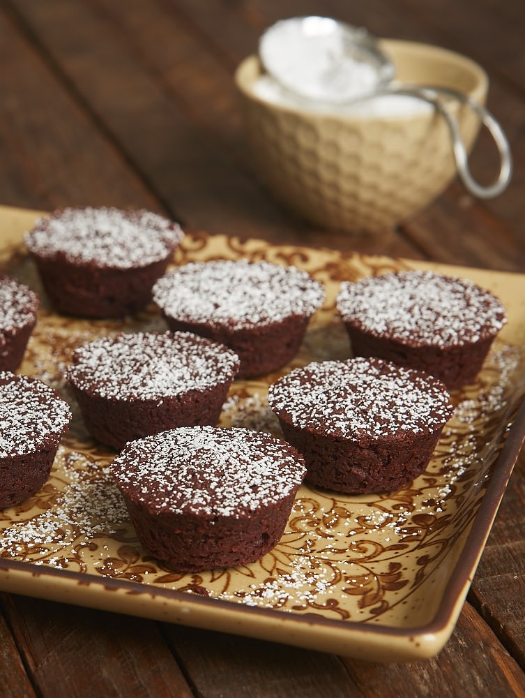 These Kahlua Fudge Cakes pack a big chocolate punch in bite-size form. Perfect for entertaining, gifting, or just snacking! - Bake or Break