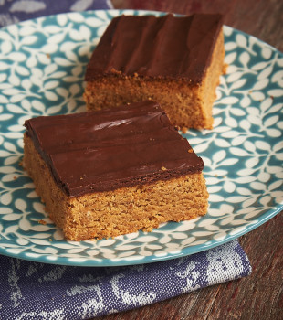 Peanut butter, chocolate, and salty cracker crumbs make these Sweet and Salty Peanut Butter Bars a favorite! - Bake or Break