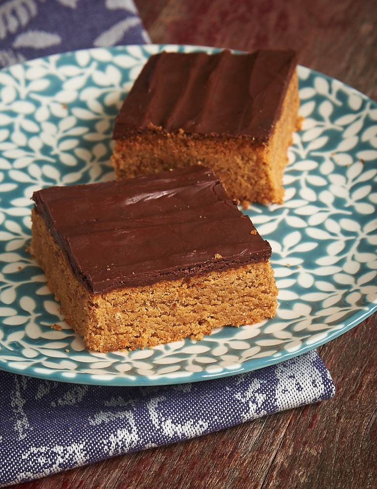 Peanut butter, chocolate, and salty cracker crumbs make these Sweet and Salty Peanut Butter Bars a favorite! - Bake or Break