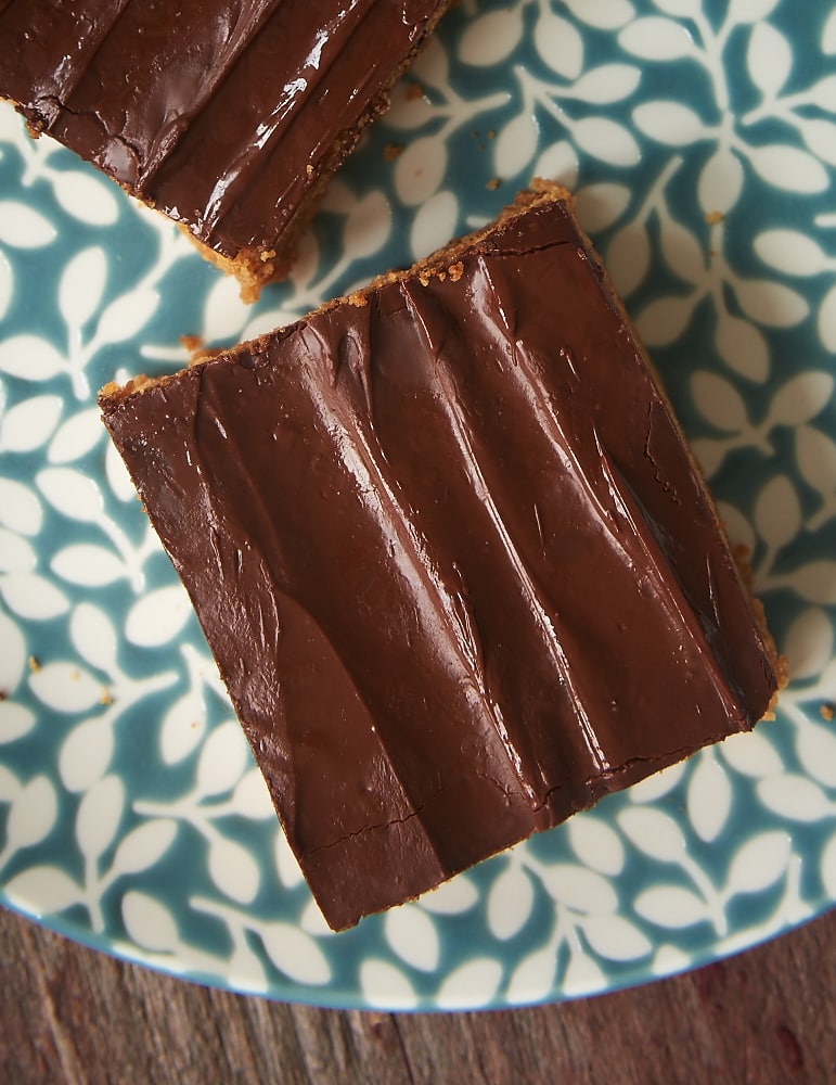 Peanut butter, chocolate, and salty cracker crumbs make these Sweet and Salty Peanut Butter Bars a favorite! - Bake or Break