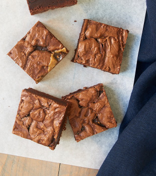 Add a salty bite to your next batch of brownies with Salted Caramel Brownies! - Bake or Break