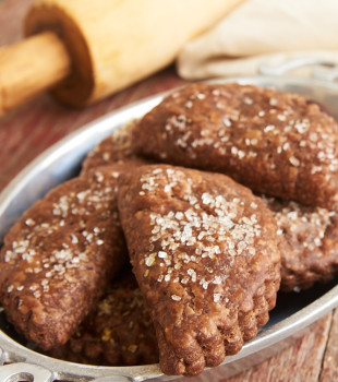 These Chocolate Hand Pies feature a rich, fudgy filling wrapped inside chocolate pie crust. Chocolate lovers will devour these! - Bake or Break