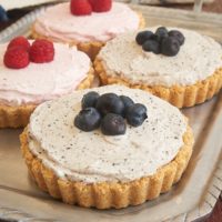 Homemade dessert doesn't get much easier than these Berry Fool Tarts. They're so cool and creamy, too! - Bake or Break