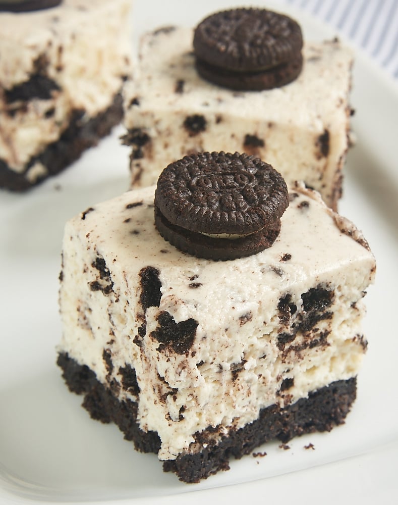 Les amateurs d'Oreo seront au paradis des desserts avec ces barres de gâteau au fromage aux biscuits et à la crème. Une croûte de biscuits, un simple gâteau au fromage sans cuisson et beaucoup d'Oreos font que ces barres plairont à coup sûr à la foule ! - Bake or Break