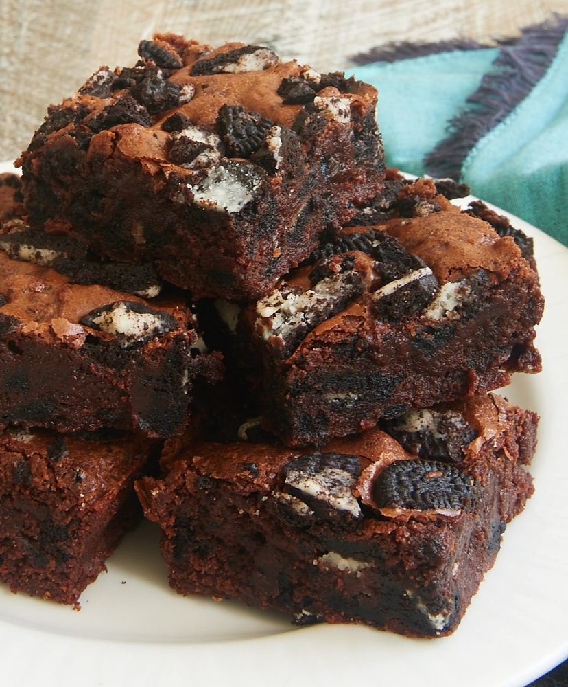 Rich, fudgy brownies and everyone's favorite chocolate sandwich cookie combine for these amazingly delicious Fudgy Cookies and Cream Brownies! - Bake or Break