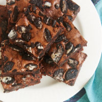 Rich, fudgy brownies and Oreos combine for these amazingly delicious Fudgy Cookies and Cream Brownies! - Bake or Break