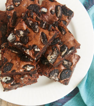 Rich, fudgy brownies and Oreos combine for these amazingly delicious Fudgy Cookies and Cream Brownies! - Bake or Break
