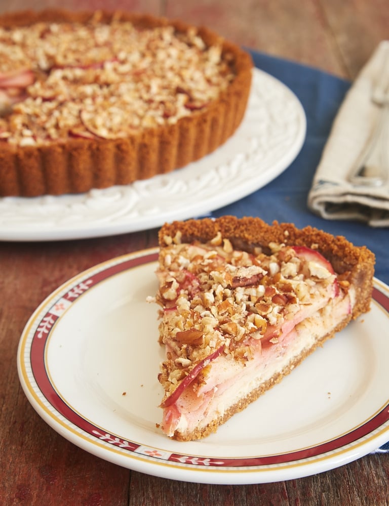 La tarte au fromage à la crème aux pommes et aux pacanes est une délicieuse combinaison de tarte aux pommes et de gâteau au fromage. Ce charmant dessert est un incontournable de la pâtisserie automnale ! - Bake or Break