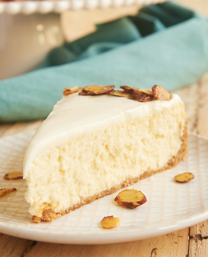 Le gâteau au fromage à l'amaretto est un dessert tellement beau, délicieux et impressionnant. Si vous aimez les desserts aux amandes, vous devez absolument essayer celui-ci ! - Bake or Break