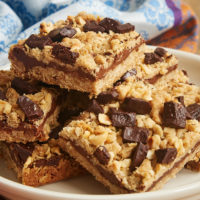 Chocolate and hazelnuts are a perfect pair in these crunchy, nutty, sweet Chocolate Hazelnut Oat Bars! - Bake or Break