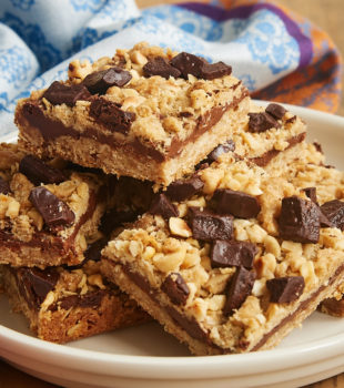 Chocolate and hazelnuts are a perfect pair in these crunchy, nutty, sweet Chocolate Hazelnut Oat Bars! - Bake or Break