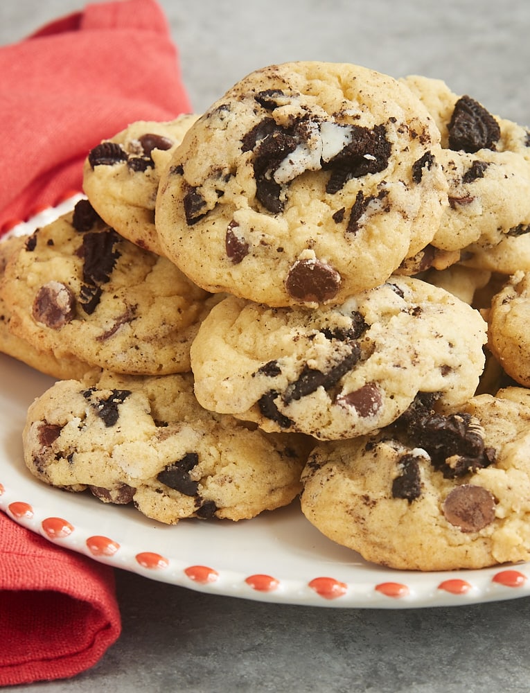 Cookies and Cream Chocolate Chip Cookies auf einem rot umrandeten weißen Teller gestapelt