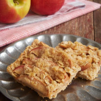 Apples and cinnamon are a match made in dessert heaven. Enjoy that delicious pair in these quick and easy Apple Cinnamon Crumb Bars! - Bake or Break