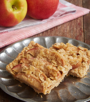 Apples and cinnamon are a match made in dessert heaven. Enjoy that delicious pair in these quick and easy Apple Cinnamon Crumb Bars! - Bake or Break
