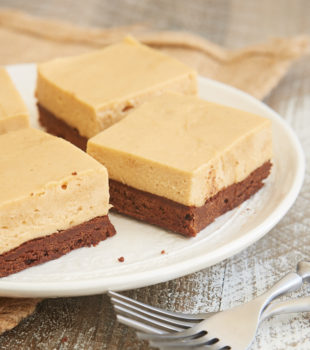 Chocolate and peanut butter is one of the best flavor combinations. These Brownie Bottom Peanut Butter Pie Bars are such a fantastic way to enjoy that favorite combo! - Bake or Break