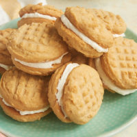 Traditional peanut butter cookies meet sweet marshmallow frosting in these irresistible Peanut Butter Marshmallow Sandwich Cookies! - Bake or Break