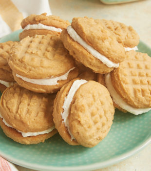 Traditional peanut butter cookies meet sweet marshmallow frosting in these irresistible Peanut Butter Marshmallow Sandwich Cookies! - Bake or Break