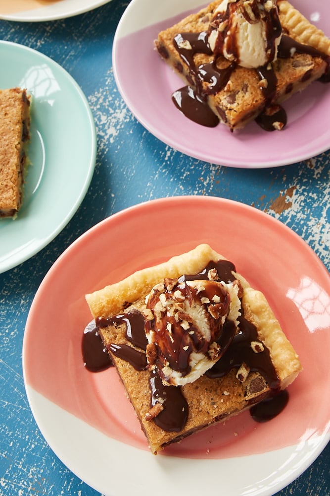 Double Chocolate Chip Slab Pie geserveerd met ijs, chocoladesiroop en noten