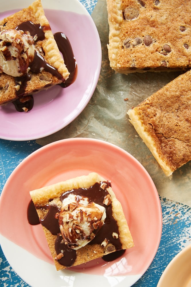  tranches de Tarte aux pépites de chocolat Doubles sur des assiettes colorées 